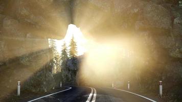 steiniger Straßentonel im Berg bei Sonnenuntergang video