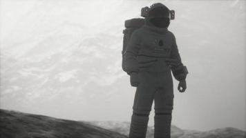 astronaute sur une autre planète avec poussière et brouillard