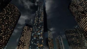edificios de oficinas de cristal skyscrpaer con cielo oscuro
