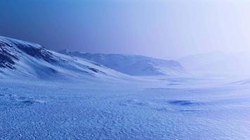 montagne innevate in alaska con nebbia video