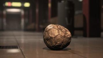 bola de futebol velha no metrô vazio video