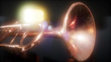 trompete de bronze no escuro