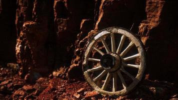 Ancienne roue de charrette en bois sur des rochers en pierre video