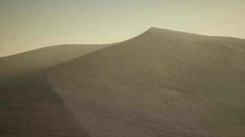 vue aérienne sur de grandes dunes de sable dans le désert du sahara au lever du soleil video