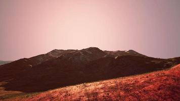 paysage étonnant de montagne colorée et de ciel à l'arrière-plan au coucher du soleil video