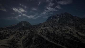 nubes oscuras de tormenta sobre el valle volcánico video