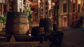 vieux tonneaux de vin en bois dans un port de ville maritime video