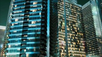 veduta aerea di grattacieli luminosi grande città video
