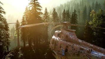 viejo helicóptero militar oxidado en el bosque de montaña al amanecer video