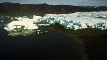 bellissimo paesaggio sul ghiacciaio in Islanda video