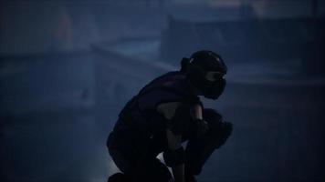mulher no estilo cyberpunk no telhado video