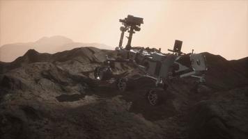 curiosidad mars rover explorando la superficie del planeta rojo. elementos de esta imagen proporcionados por la nasa video