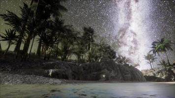 hermosa playa tropical de fantasía con estrella de la vía láctea en el cielo nocturno video