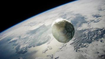 vieux ballon de football dans l'espace sur l'orbite terrestre video