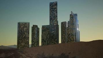 rascacielos de la ciudad en la noche en el desierto video