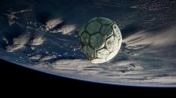 viejo balón de fútbol en el espacio en órbita terrestre video