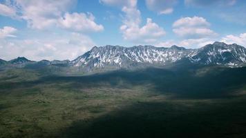 vista panorâmica da paisagem montanhosa idílica nos Alpes video