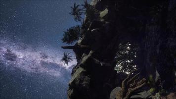 Sentiers d'étoiles d'astrophotographie 4k sur les parois du canyon de grès video