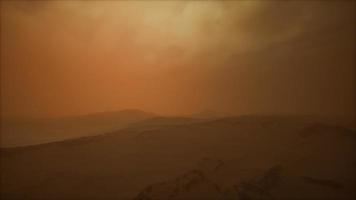 8k zandstorm in woestijn bij zonsondergang video