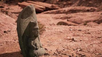 statue antique sur le désert de rochers