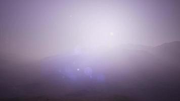 paisaje aéreo de colinas verdes en la niebla video