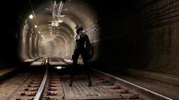 donna post-apocalittica nel tunnel della metropolitana video