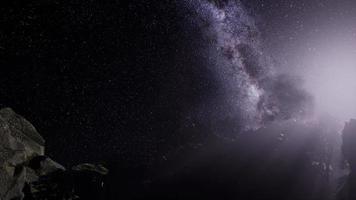 galaxie de la voie lactée sur les parois du canyon de grès video