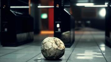 viejo balón de fútbol en el metro vacío