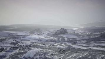 antarctische bergen met sneeuw in de mist video