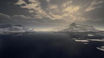 montagnes couvertes de glace dans le paysage antarctique video