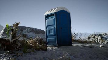 baño móvil portátil en la playa. cabina wc quimica