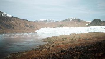 großer gletscher in den bergen in alaska im sommer video