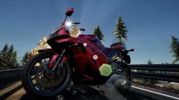 sportbike su tre road nella foresta con raggi di sole video