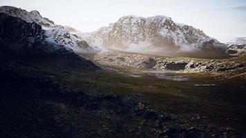 bergen met sneeuw en droge heuvels in chili video