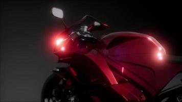 moto sportiva in studio scuro con luci intense video