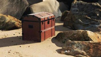 cofre del tesoro en dunas de arena en una playa video