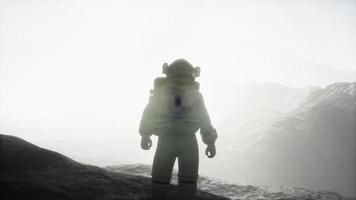 astronauta caminha no planeta vermelho marte. Missão espacial video