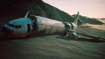 verlassenes zerschmettertes Flugzeug in der Wüste