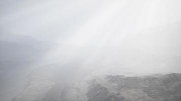 rayos de sol contra el telón de fondo de las montañas video