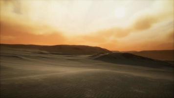 Puesta de sol en el desierto de 8k con nubes de colores brillantes video