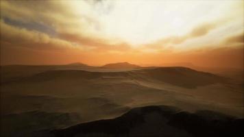 Tramonto nel deserto 8k con nuvole di colore brillante video