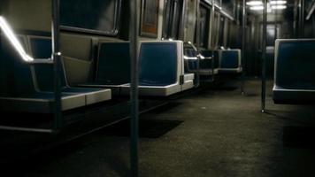à l'intérieur de la voiture vide du métro de new york video