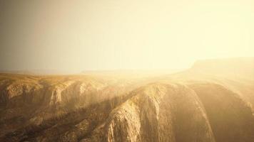 erba gialla secca sulla montagna rocciosa con nebbia pesante video