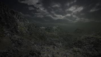 enormes nuvens escuras sobre as montanhas escocesas video