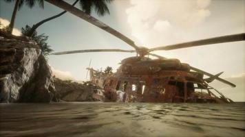 viejo helicóptero militar oxidado cerca de la isla video