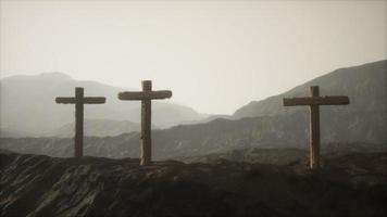 croix de crucifix en bois à la montagne video