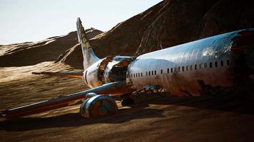 aereo schiacciato abbandonato nel deserto video