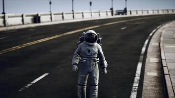 astronauta em traje espacial na ponte rodoviária video