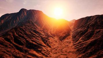 incredibili formazioni di arenaria nel famoso tramonto nella valle del monumento video