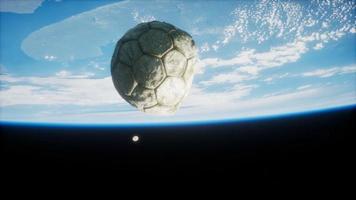 alter Fußball im Weltraum auf der Erdumlaufbahn
